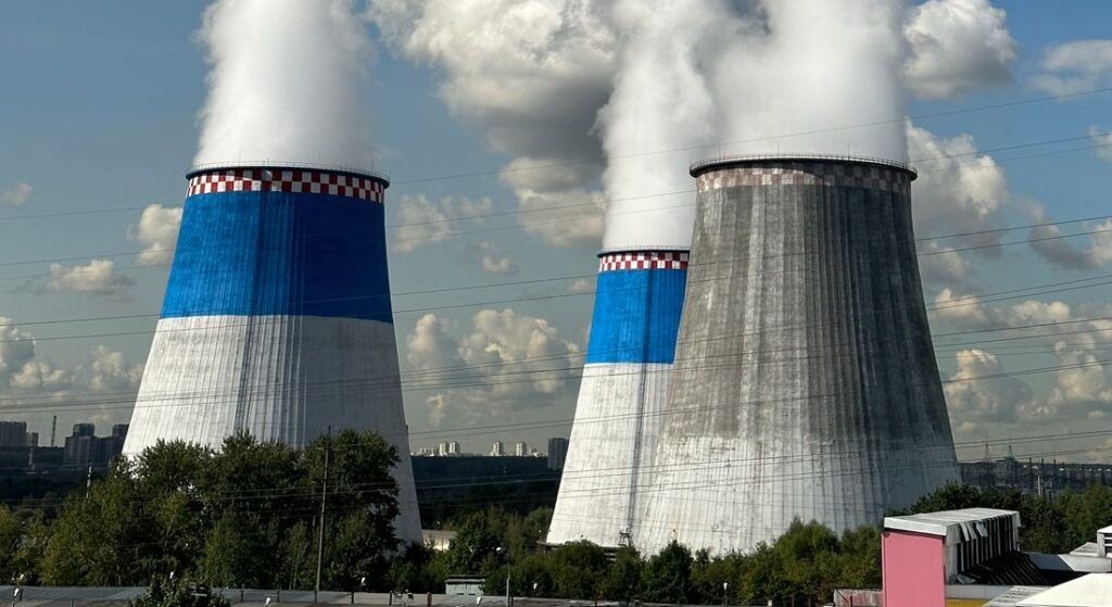 Dva industrijska rashladna tornja koji ispuštaju vodenu paru u atmosferu